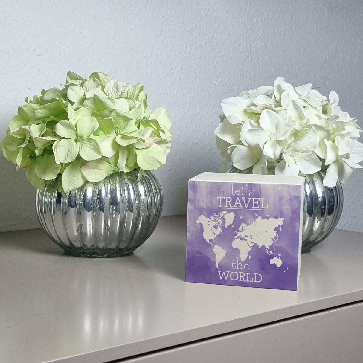 Spardose mit Weltkarten Motiv und Text - let's travel the world in Lila