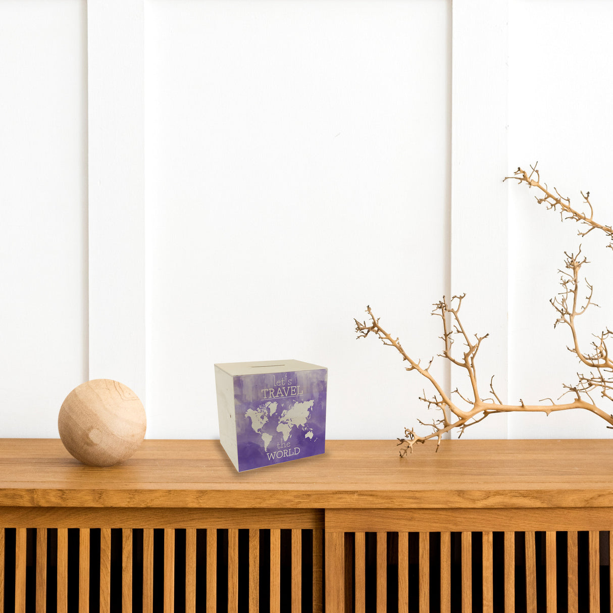 Spardose mit Weltkarten Motiv und Text - let's travel the world in Lila