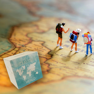 Spardose mit Weltkarten Motiv und Text - let's travel the world