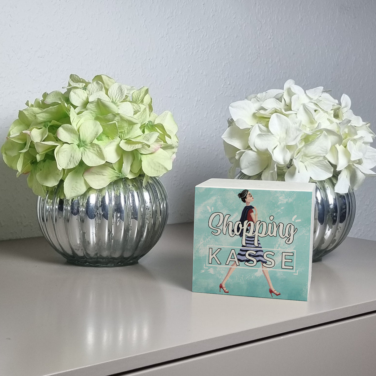Spardose aus Keramik mit Diva Motiv vor blauem Hintergrund - Shopping Kasse