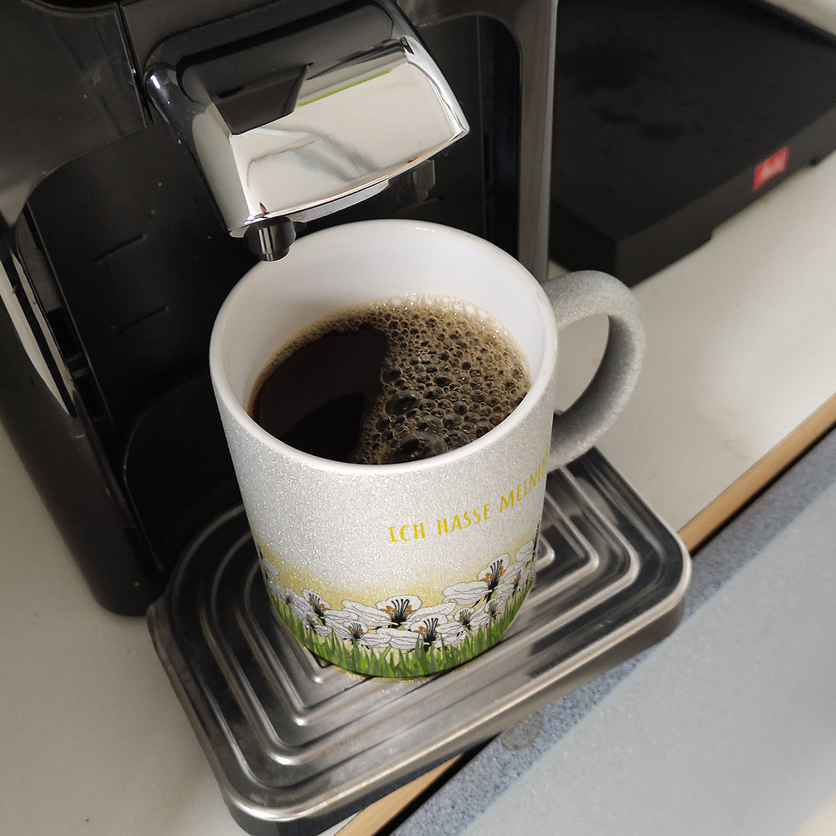 Kaffeebecher mit Wiesen-Motiv, Biene und witzigem Spruch fürs Büro oder Kollegen