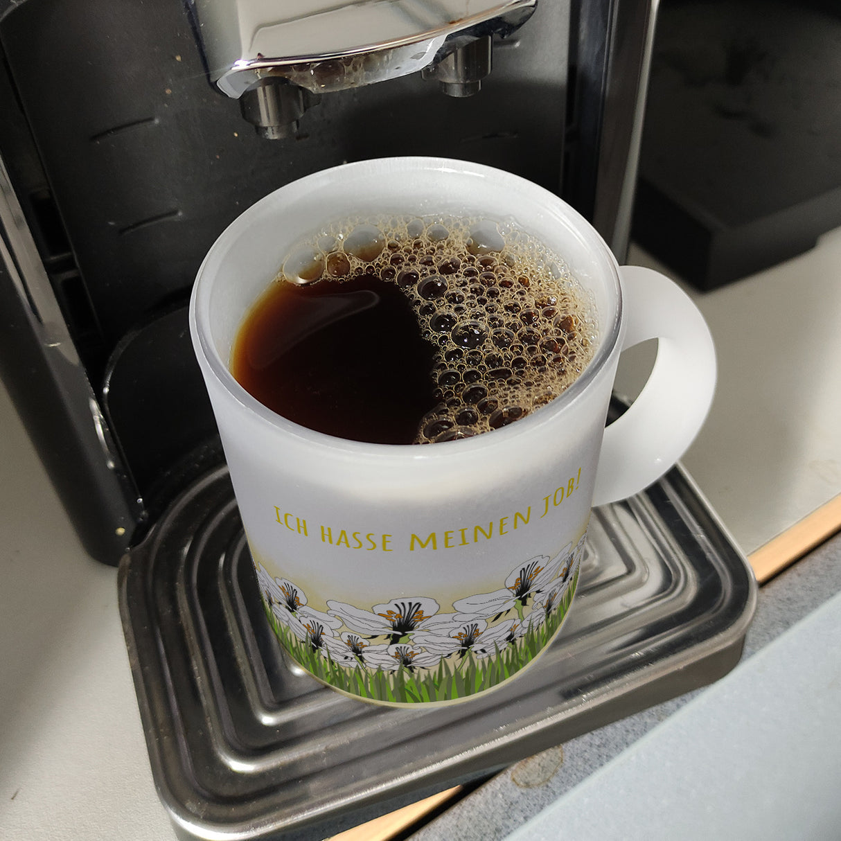 Kaffeebecher mit Wiesen-Motiv, Biene und witzigem Spruch fürs Büro oder Kollegen