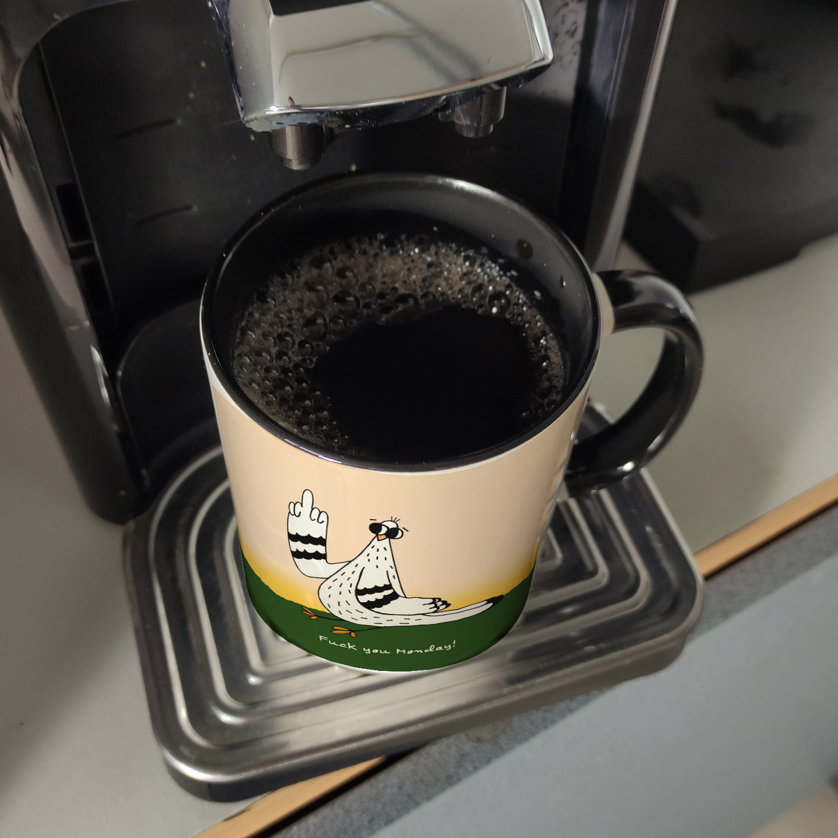 Motivation Kaffeebecher mit lustigen Tauben und Spruch Fuck Monday Hello Friday