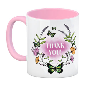 Kaffeebecher mit motivierenden Worten und Blumenrahmen mit Schmetterlingen