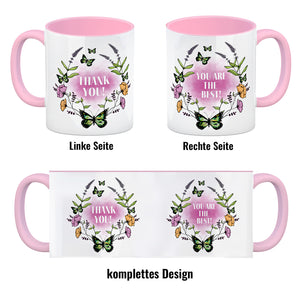 Kaffeebecher mit motivierenden Worten und Blumenrahmen mit Schmetterlingen