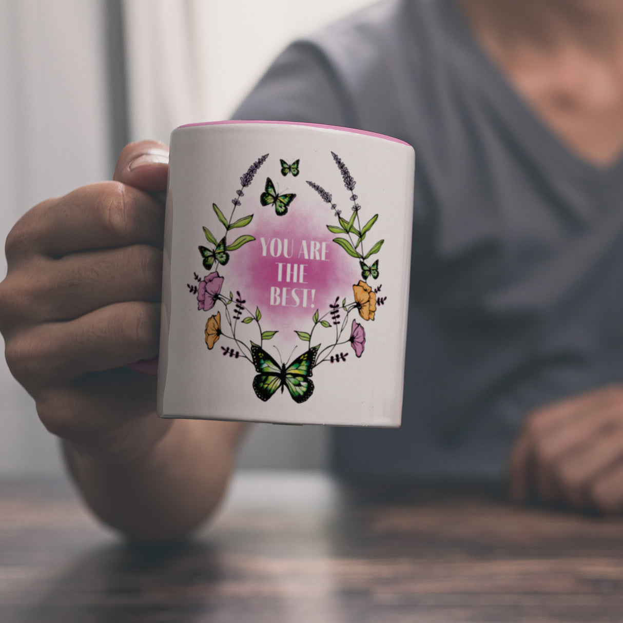 Kaffeebecher mit motivierenden Worten und Blumenrahmen mit Schmetterlingen