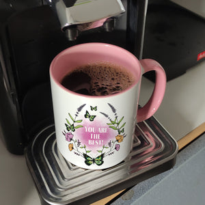 Kaffeebecher mit motivierenden Worten und Blumenrahmen mit Schmetterlingen