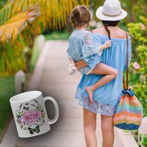 Kaffeebecher mit motivierenden Worten und Blumenrahmen mit Schmetterlingen