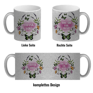 Kaffeebecher mit motivierenden Worten und Blumenrahmen mit Schmetterlingen