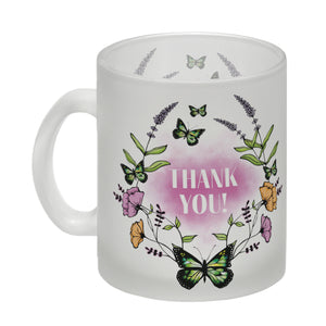 Kaffeebecher mit motivierenden Worten und Blumenrahmen mit Schmetterlingen