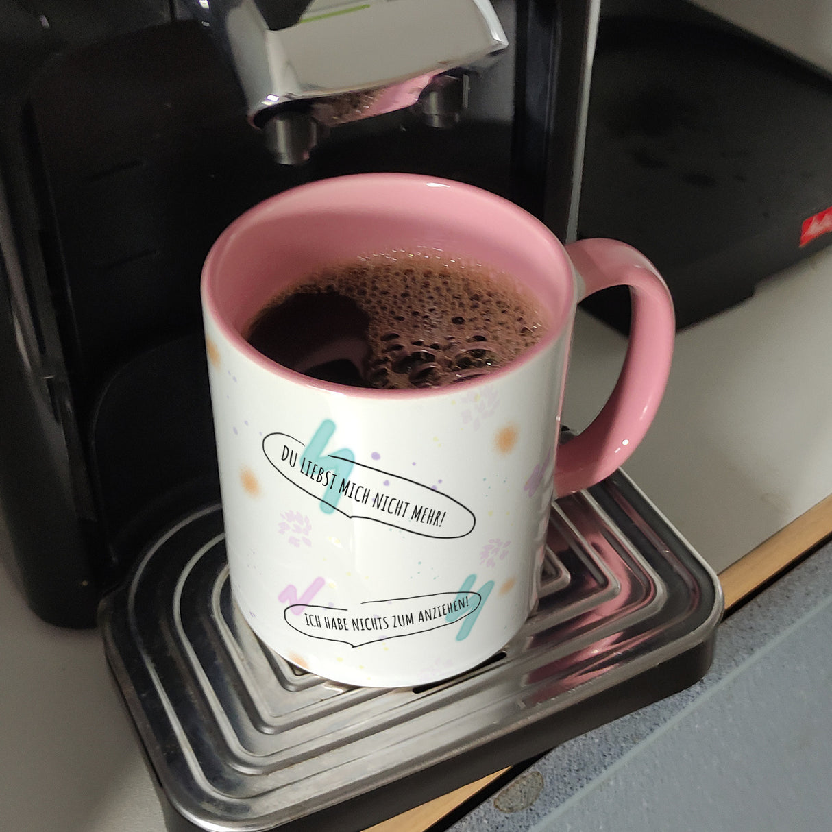 Kaffeebecher mit unzufriedenem, traurigem Hasen und witzigen Sprüchen