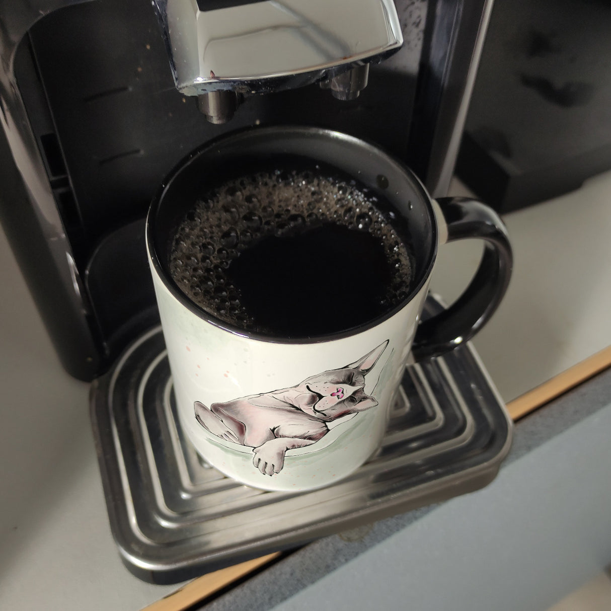Kaffeebecher in pastellfarben mit schlafender Katze und witzigem Spruch