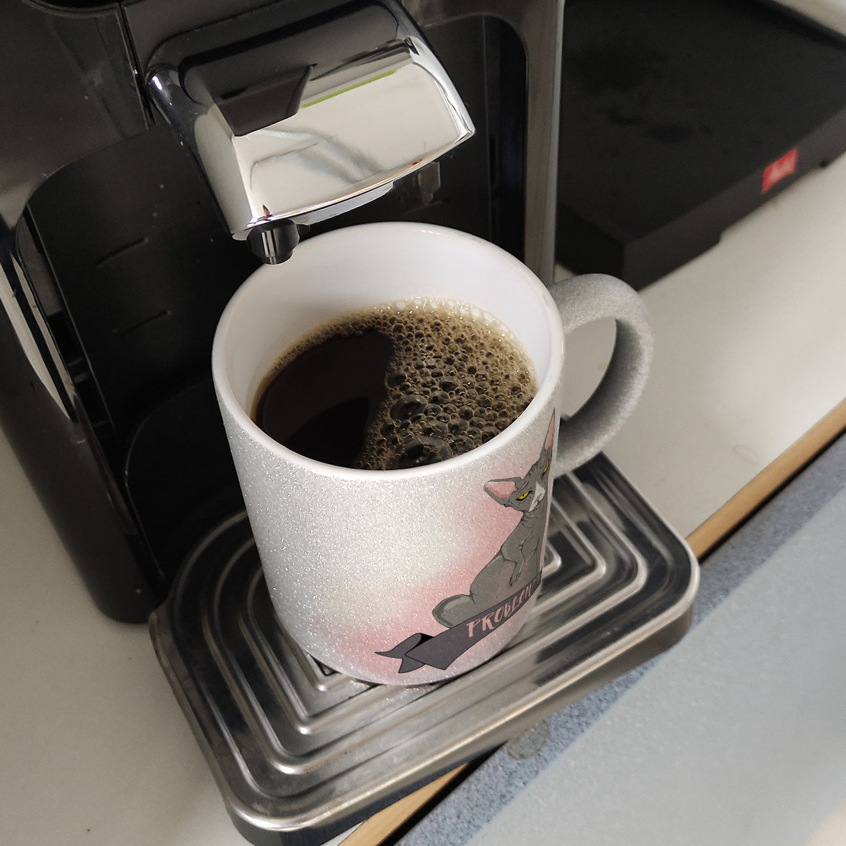 Kaffeebecher mit böse schauender Nacktkatze und Spruch Psycho/Problem?