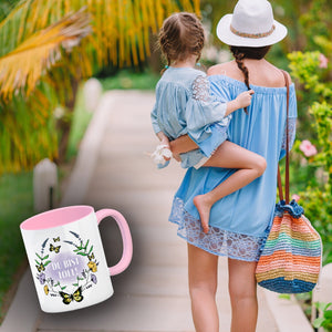 Kaffeebecher mit motivierenden Worten und Blumenrahmen mit Schmetterlingen