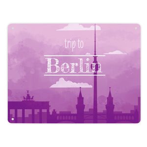 Metallschild für Fans von Städtetrips mit der Silhouette von Berlin in lila