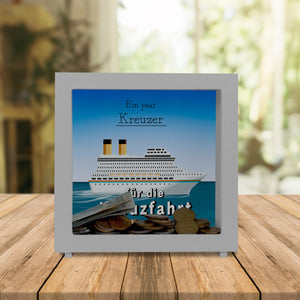 Spardose mit Kreuzfahrtschiff und Spruch - Ein paar Kreuzer für die Kreuzfahrt