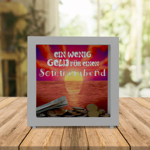 Spardose mit schönem Sonnenuntergang - Ein wenig Geld für einen Sommerabend