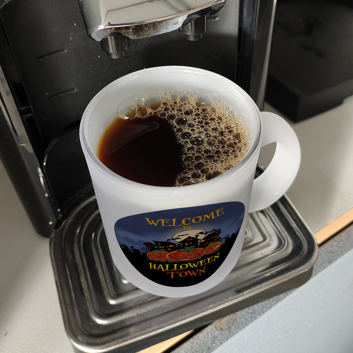 Kaffeebecher mit gruseligem Motiv und Spruch - Welcome in Halloween Town -
