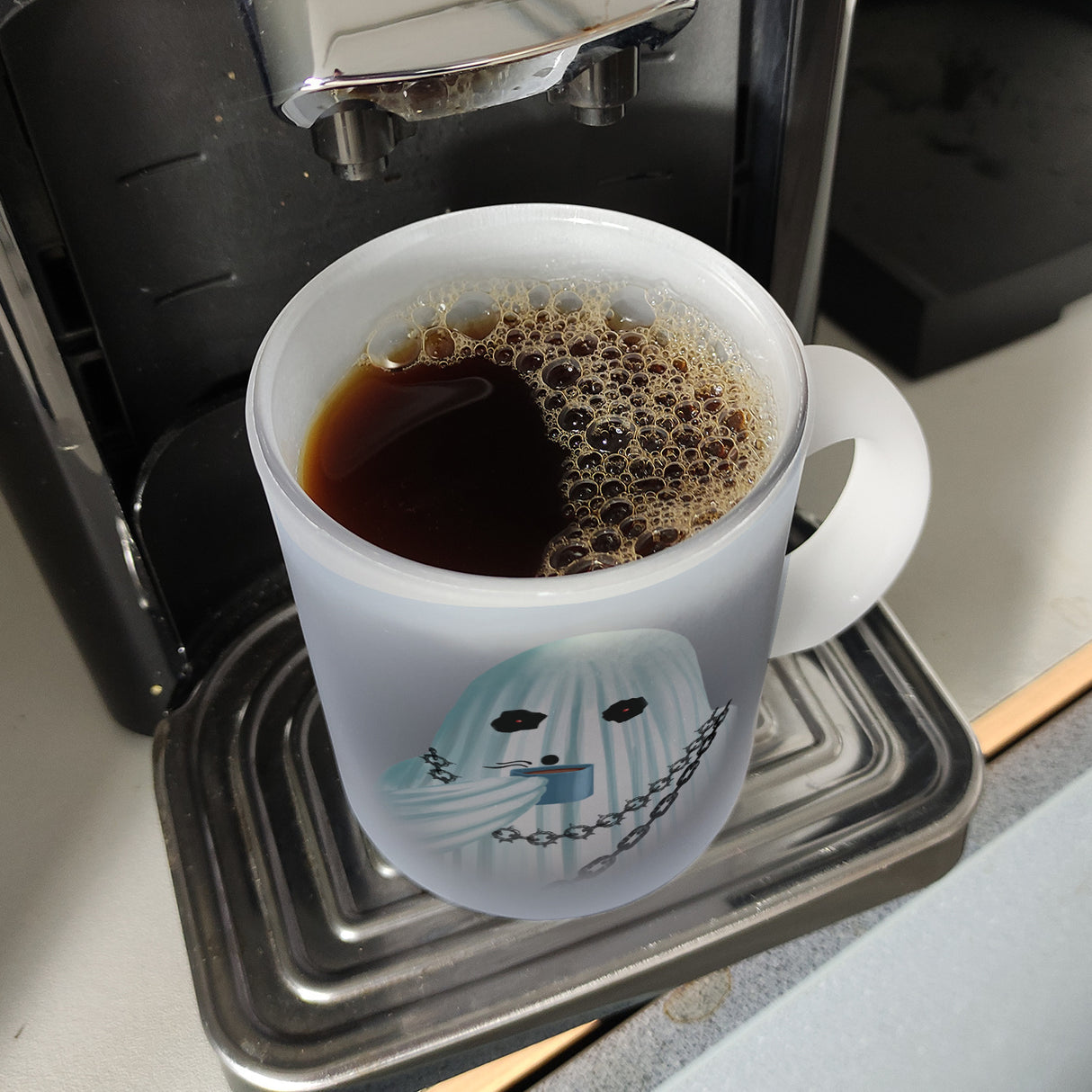 Kaffeebecher mit lustigem Motiv und Spruch - Auch Geister brauchen Kaffee -