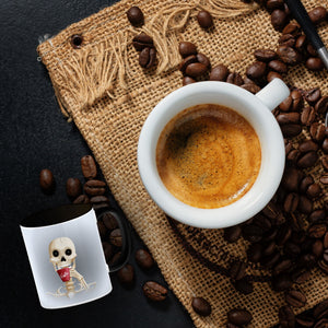 Kaffeebecher mit lustigem Motiv und Spruch - Auch Skelette brauchen Kaffee -