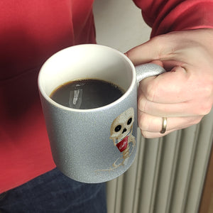 Kaffeebecher mit lustigem Motiv und Spruch - Auch Skelette brauchen Kaffee -