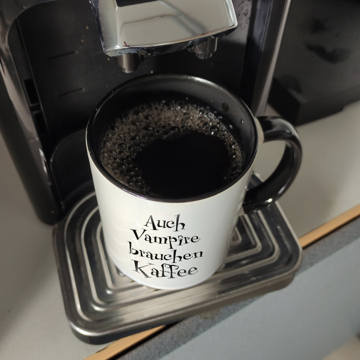 Kaffeebecher mit lustigem Motiv und Spruch - Auch Vampire brauchen Kaffee -