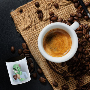 Kaffeebecher mit lustigem Motiv und Spruch - Auch Zombies brauchen Kaffee -