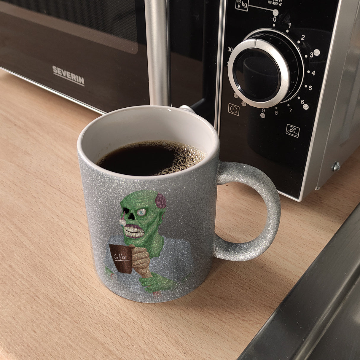 Kaffeebecher mit lustigem Motiv und Spruch - Auch Zombies brauchen Kaffee -
