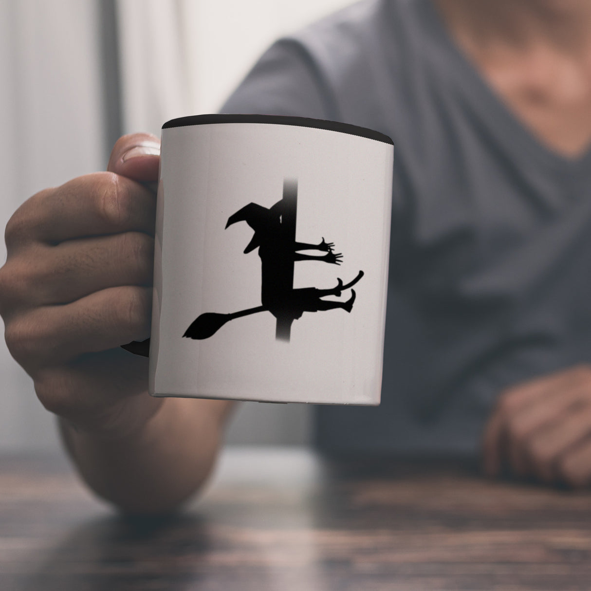 Kaffeebecher mit Hexenmotiv und lustigem Spruch - Don't drink and fly -
