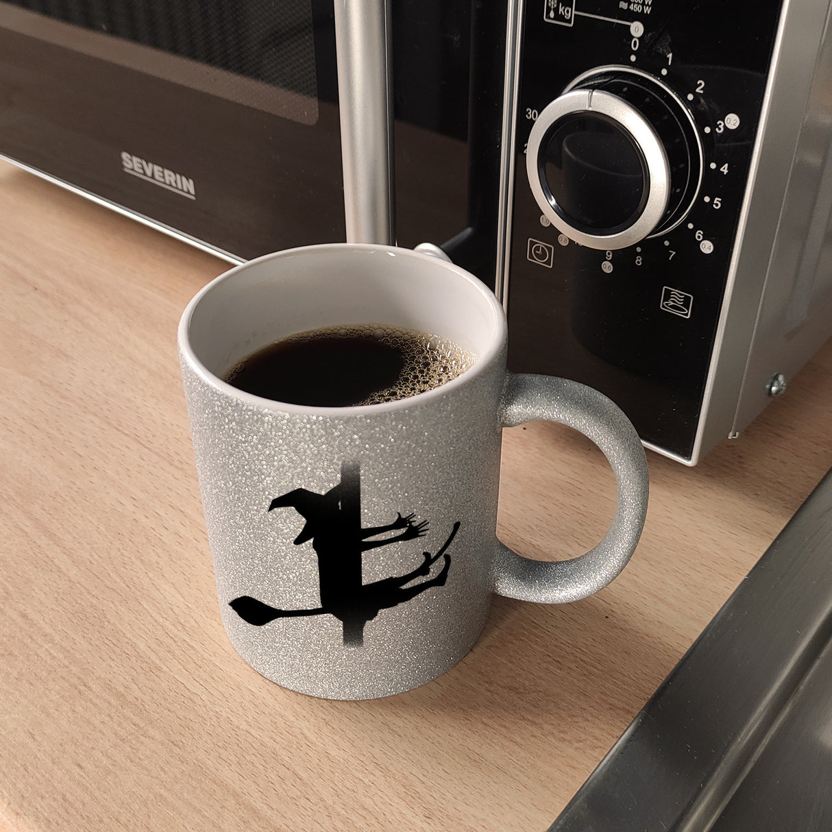 Kaffeebecher mit Hexenmotiv und lustigem Spruch - Don't drink and fly -