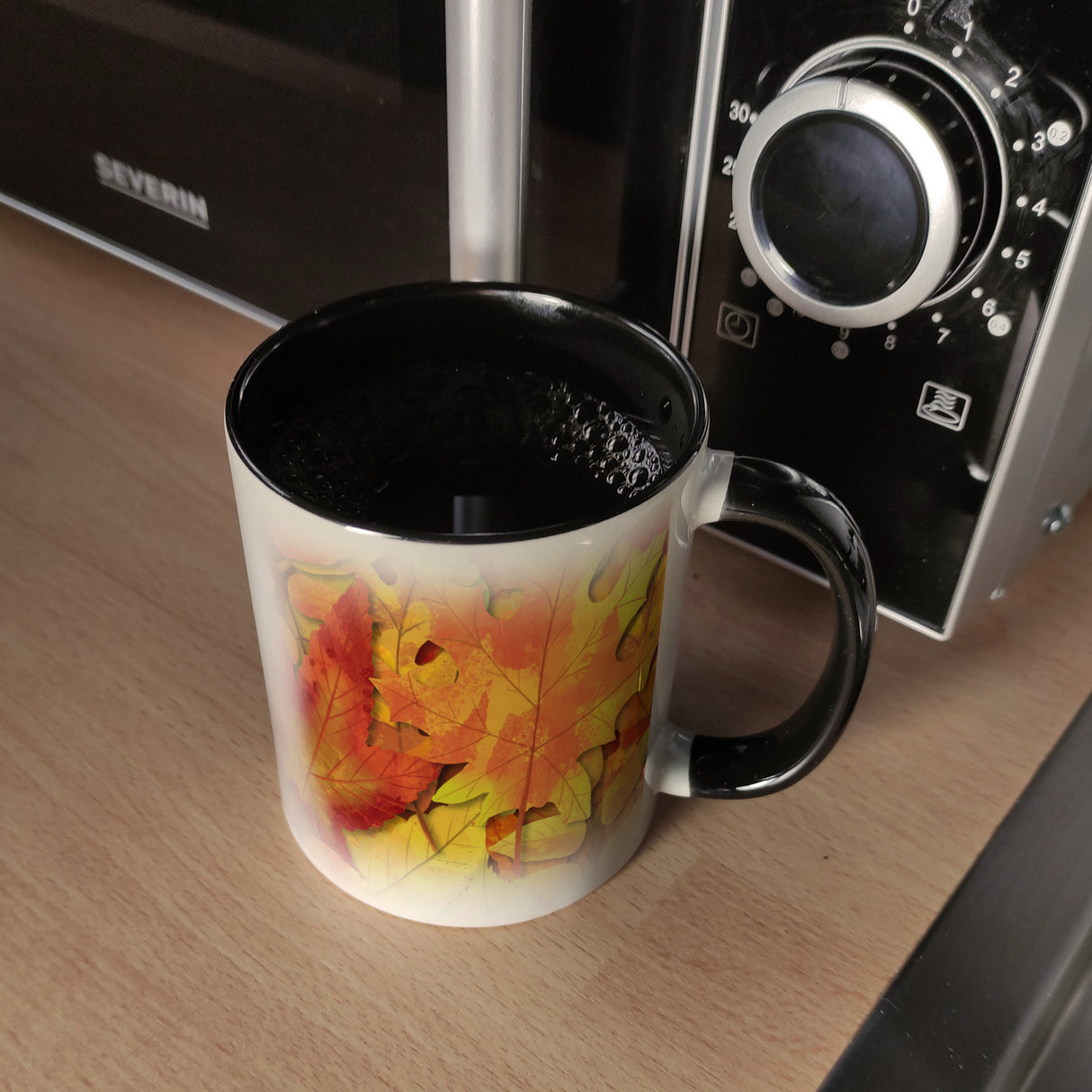 Kaffeebecher mit schönen Herbstblättern und Schriftzug - Autumn Leaves