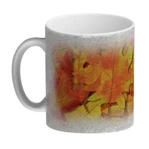 Kaffeebecher mit schönen Herbstblättern und Schriftzug - Autumn Leaves