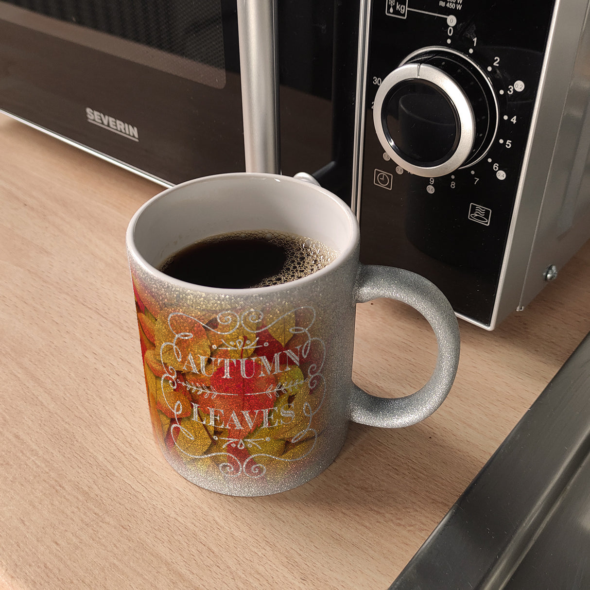 Kaffeebecher mit schönen Herbstblättern und Schriftzug - Autumn Leaves