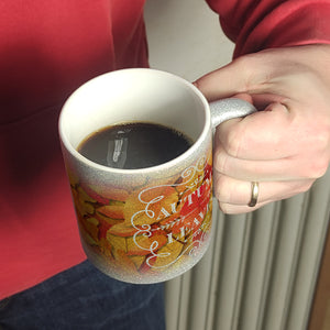 Kaffeebecher mit schönen Herbstblättern und Schriftzug - Autumn Leaves