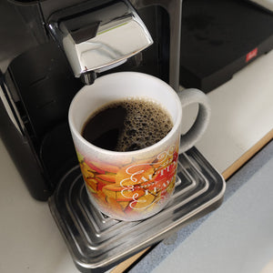 Kaffeebecher mit schönen Herbstblättern und Schriftzug - Autumn Leaves