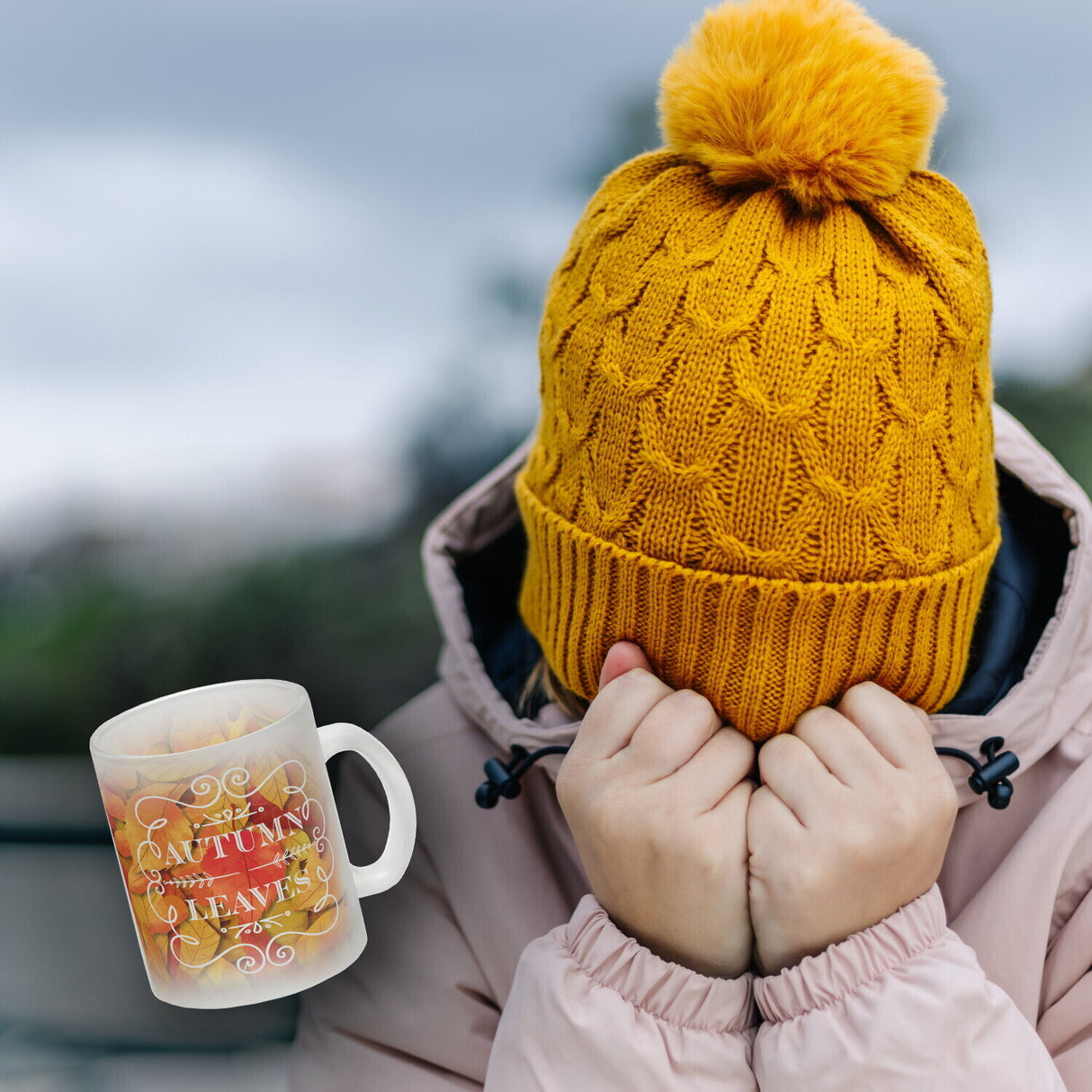 Kaffeebecher mit schönen Herbstblättern und Schriftzug - Autumn Leaves