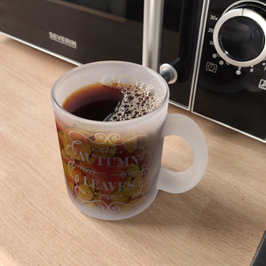 Kaffeebecher mit schönen Herbstblättern und Schriftzug - Autumn Leaves