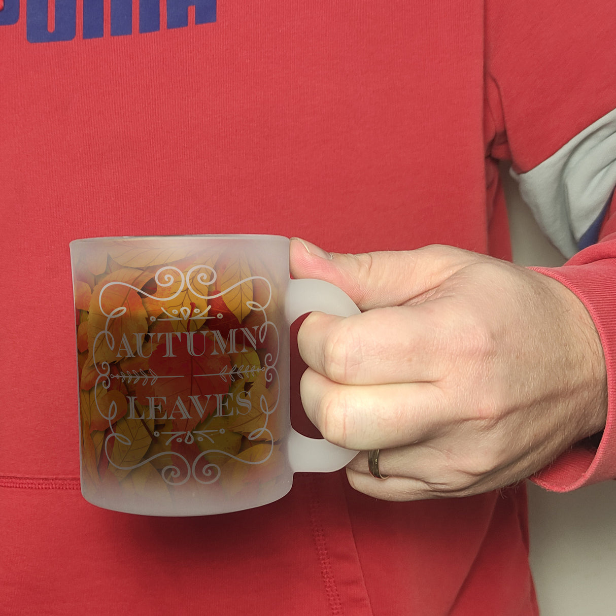 Kaffeebecher mit schönen Herbstblättern und Schriftzug - Autumn Leaves