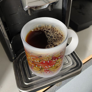 Kaffeebecher mit schönen Herbstblättern und Schriftzug - Autumn Leaves