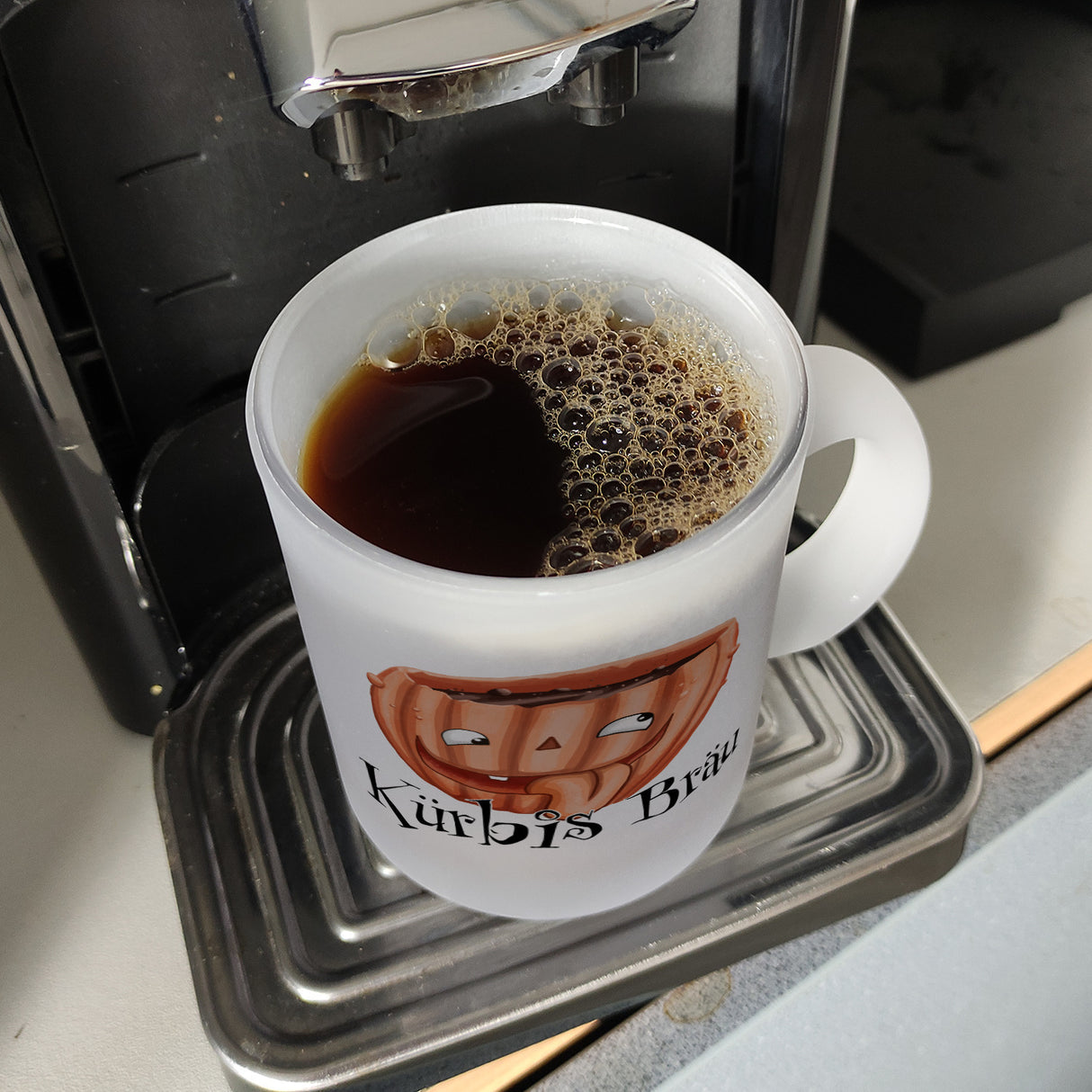 Kaffeetasse mit lustigem Kürbismotiv und Schriftzug - Kürbis Bräu