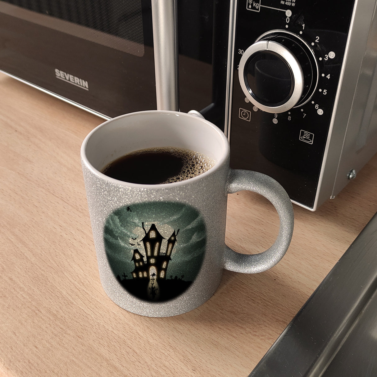 Kaffeetasse mit gruseligem Geisterhaus Motiv und Spruch - Happy Halloween