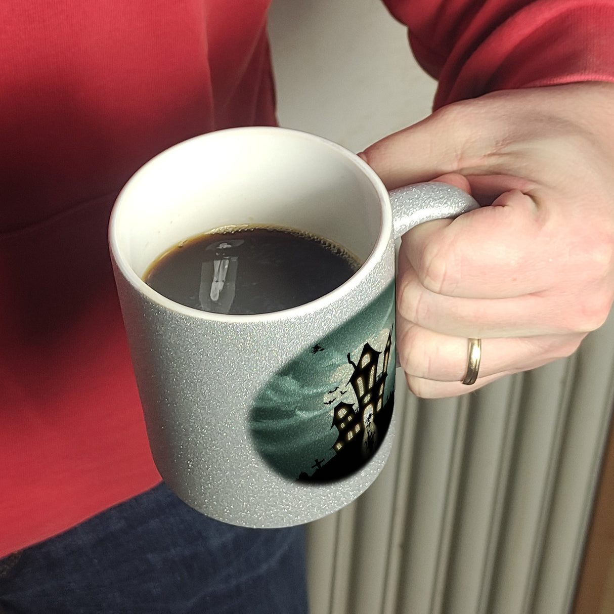 Kaffeetasse mit gruseligem Geisterhaus Motiv und Spruch - Happy Halloween