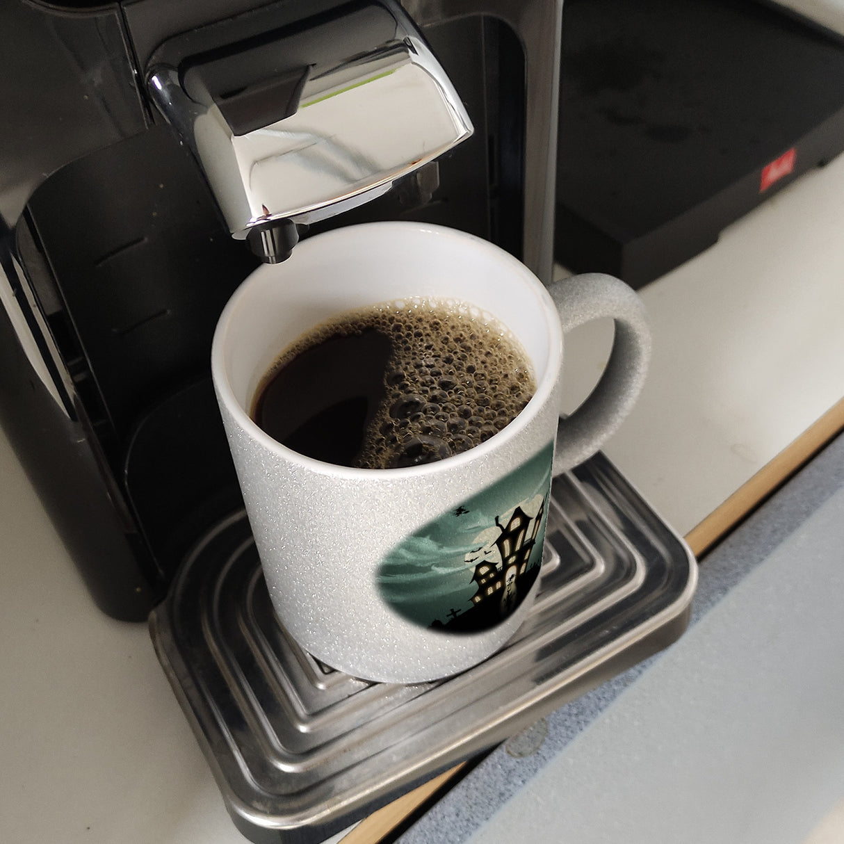 Kaffeetasse mit gruseligem Geisterhaus Motiv und Spruch - Happy Halloween