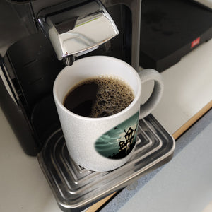 Kaffeetasse mit gruseligem Geisterhaus Motiv und Spruch - Happy Halloween