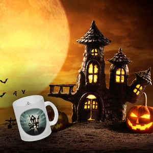 Kaffeetasse mit gruseligem Geisterhaus Motiv und Spruch - Happy Halloween