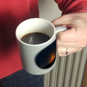 Kaffeetasse mit gruseligem Hexenfeuer Motiv und Spruch - Happy Halloween