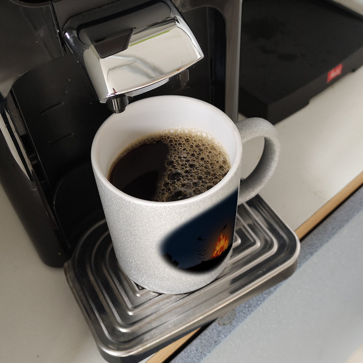 Kaffeetasse mit gruseligem Hexenfeuer Motiv und Spruch - Happy Halloween