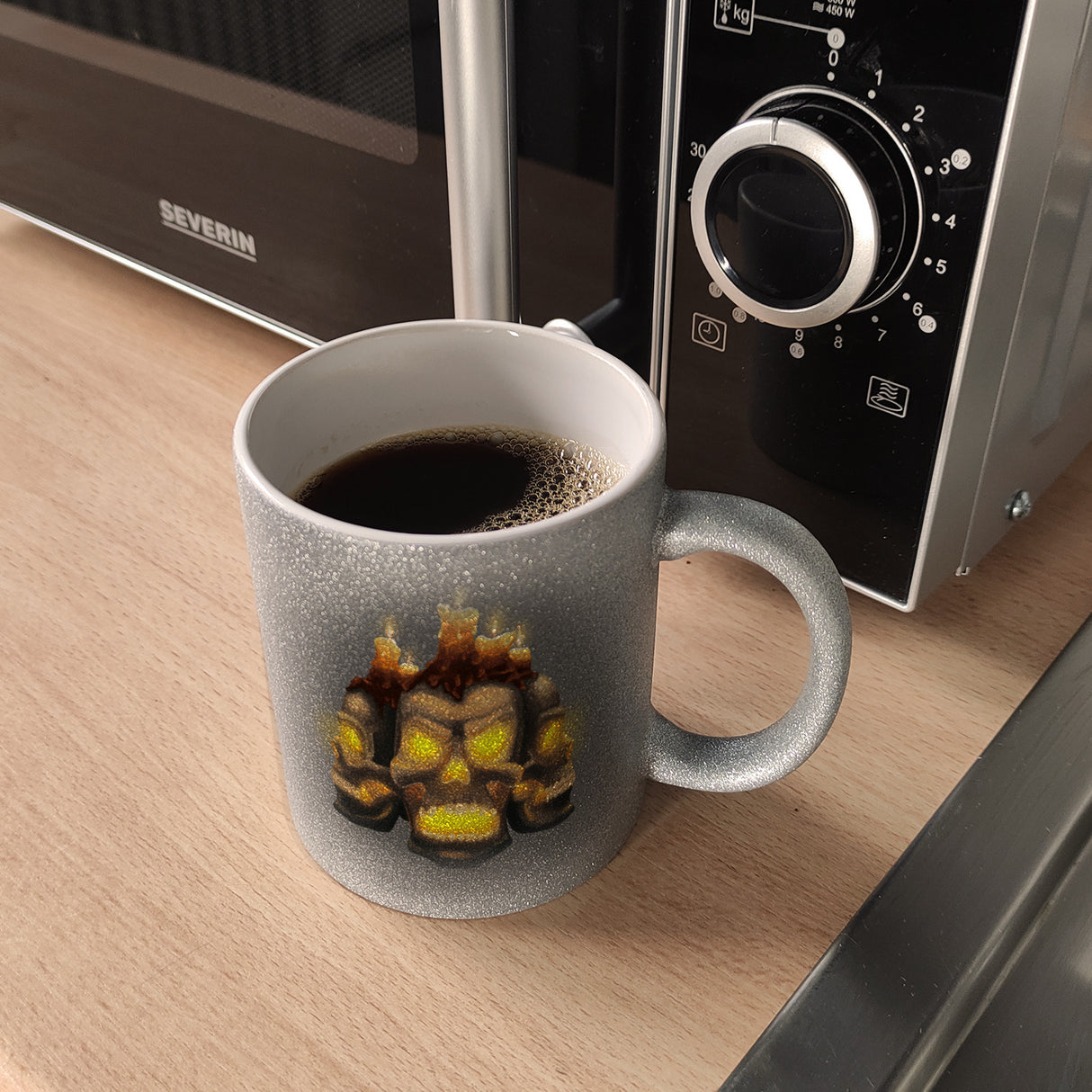 Kaffeetasse mit Totenköpfen und brennenden Kerzen - Happy Halloween