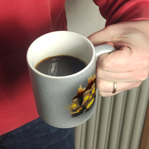 Kaffeetasse mit Totenköpfen und brennenden Kerzen - Happy Halloween