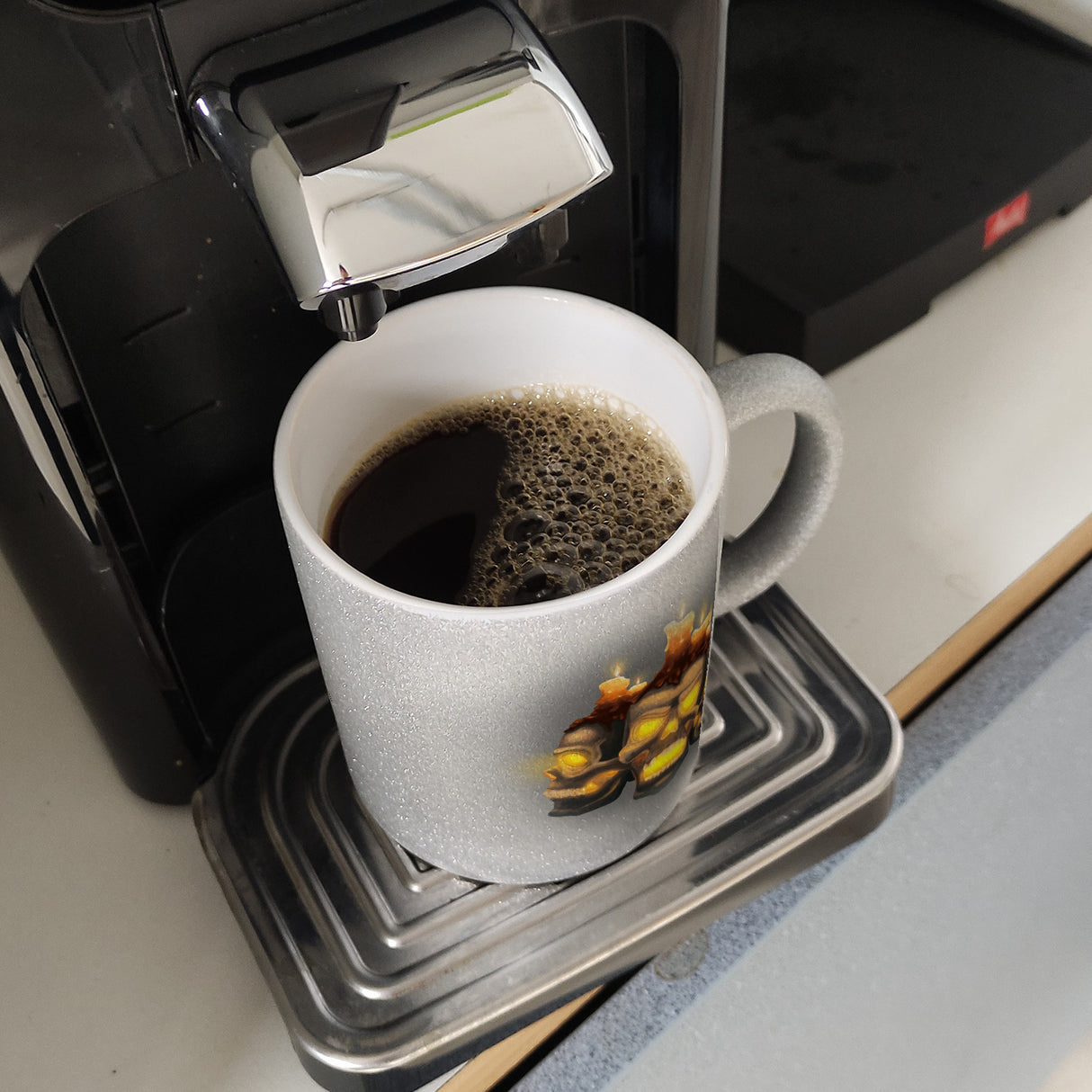 Kaffeetasse mit Totenköpfen und brennenden Kerzen - Happy Halloween